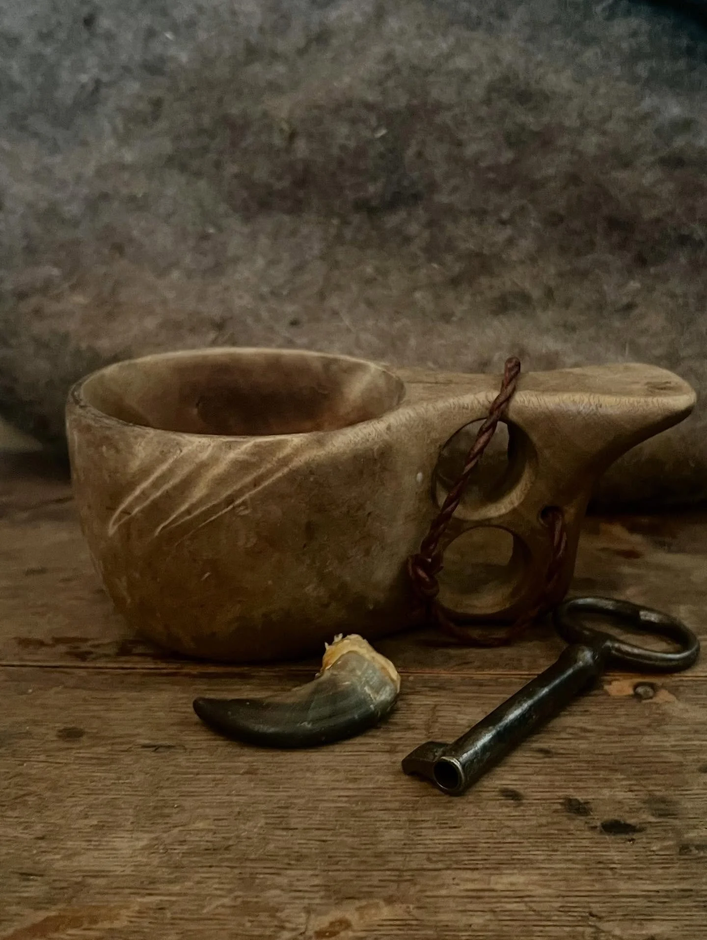 Livet i skogen &auml;r i mycket en intensiv v&auml;v av praktiska g&ouml;rom&aring;l. Det mesta &auml;r tungt och uppfinningsrikedomen i str&auml;van att underl&auml;tta &auml;r kontinuerlig... och s&aring; himla kul. K&auml;nslan av tillfredsst&auml