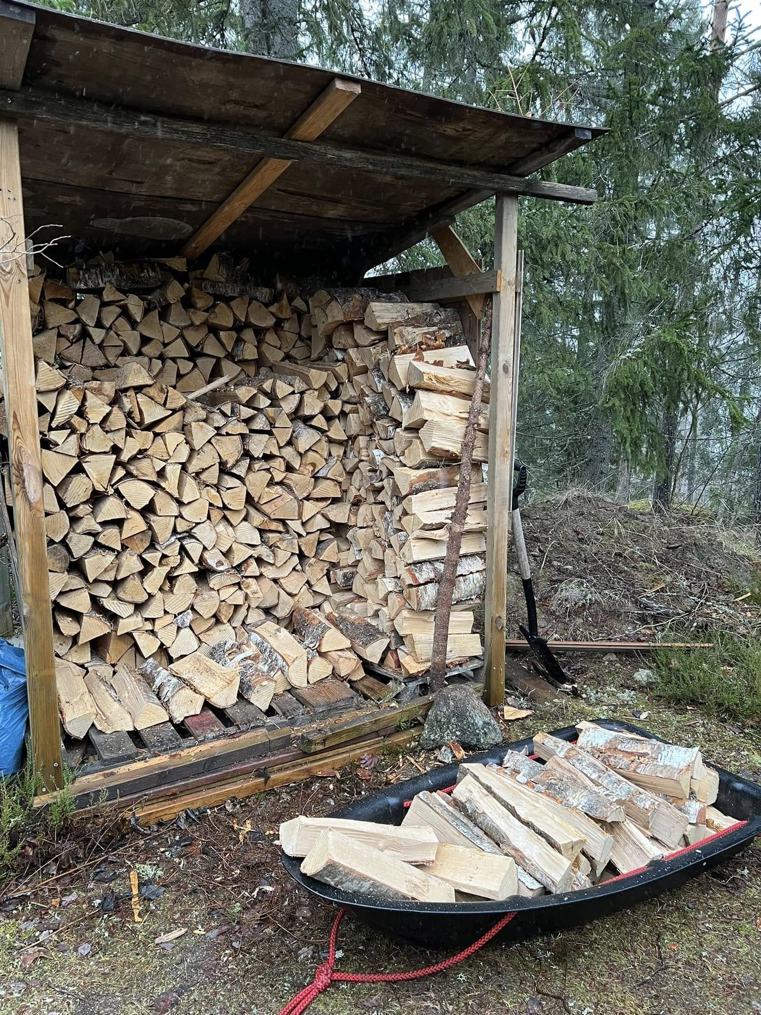 På rygg på renfällen framför brasan