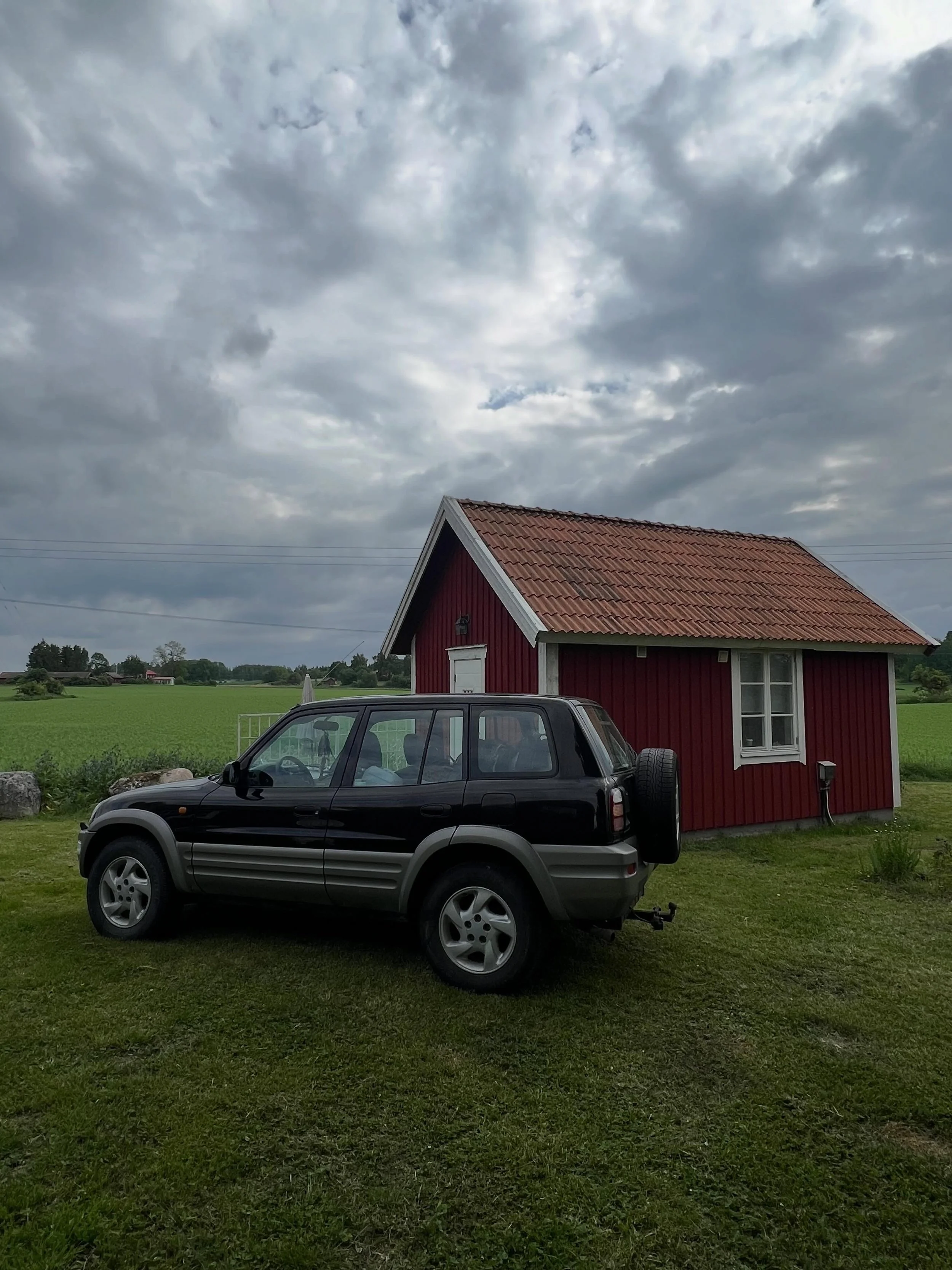 Ur en nomads dagbok - Genom porten, in i mellanrummet&hellip; och vidare. 

P&aring; jordbrukssl&auml;tten utanf&ouml;r &Ouml;rebro, inte l&aring;ngt fr&aring;n Hj&auml;lmarens strand, befinner jag mig nu hos en v&auml;n i en s&ouml;t liten stuga p&a