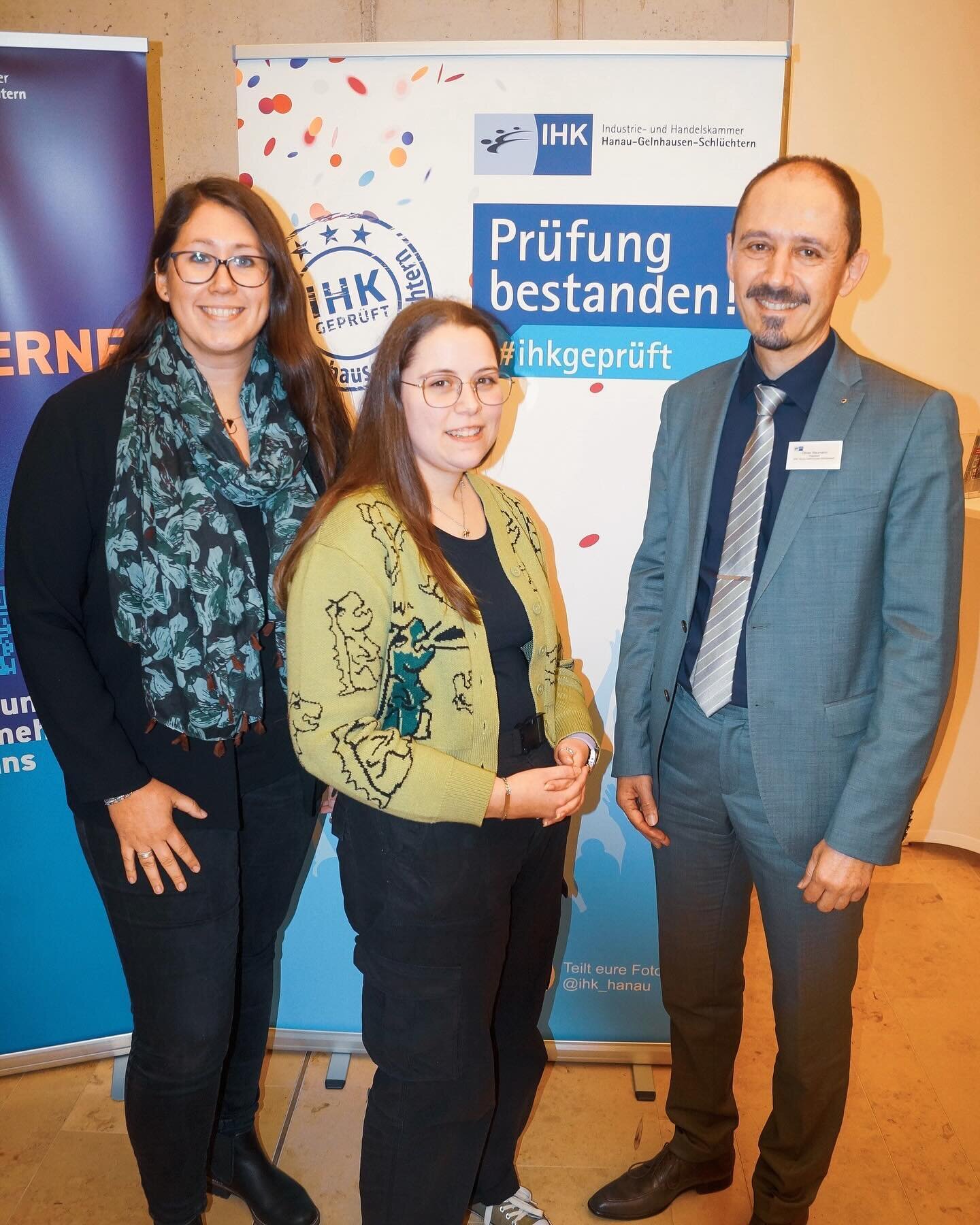 Melanie Vollprecht als herausragende Mediengestalterin ausgezeichnet🏆

Am vergangenen Mittwoch wurde Melanie Vollprecht bei der Bestenehrung der Industrie- und Handelskammer Hanau-Gelnhausen-Schl&uuml;chtern als eine der Top-Absolventinnen ausgezeic