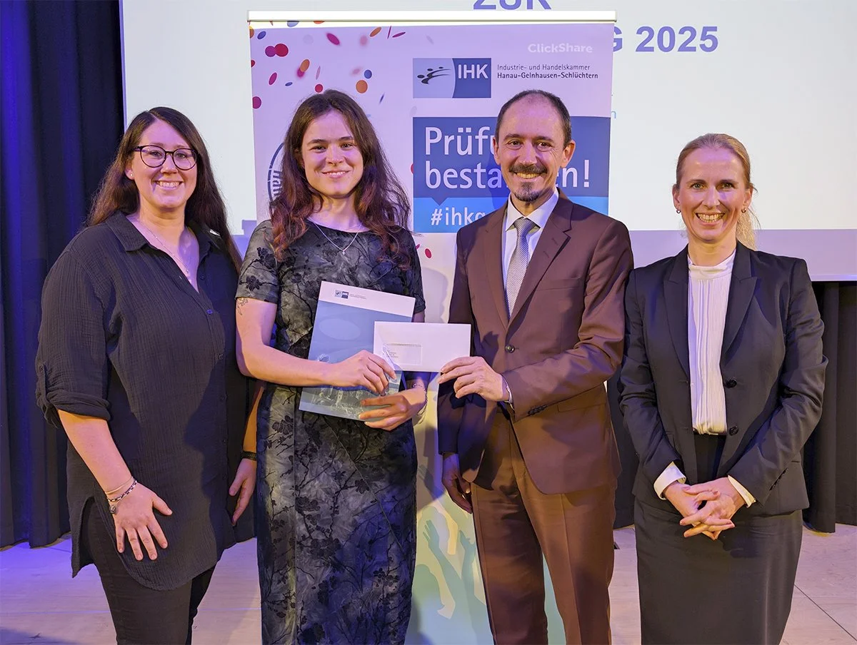 🎉 Auszeichnung f&uuml;r unsere Auszubildende Julia Dittmeier! 🎉

Wir freuen uns riesig, dass unsere ehemalige Auszubildende Julia Dittmeier von der IHK f&uuml;r ihre herausragenden Leistungen in der Abschlusspr&uuml;fung zur Mediengestalterin Digit