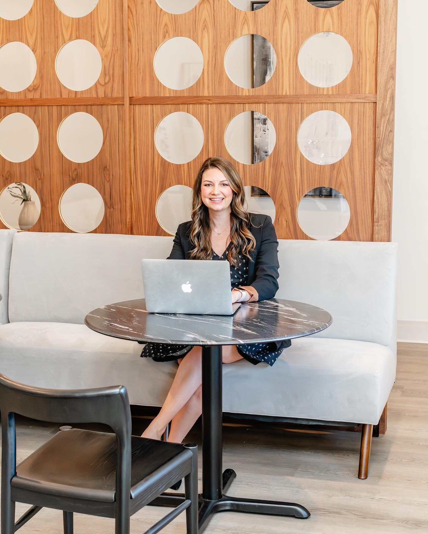 I&rsquo;m so excited about all the projects I&rsquo;m working on with @calycointeriordesigns in 2024! Are you building your home with a builder? Are you feeling totally overwhelmed with all the decisions that need to be made for your home? I love hel