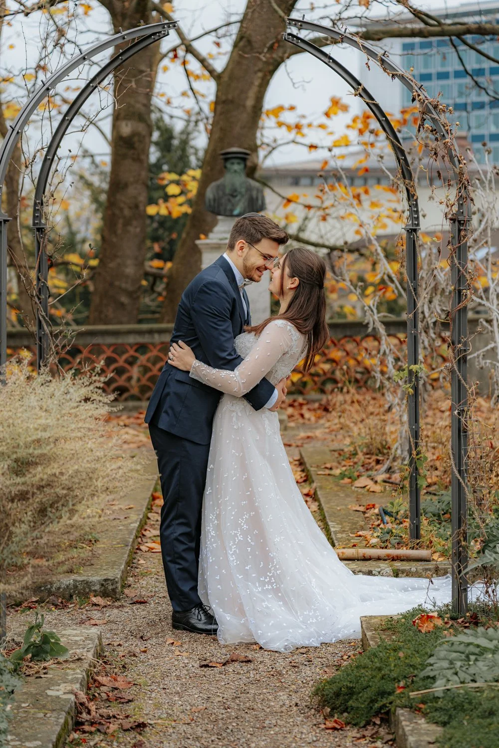 Hochzeitspaar in Herbstlicher Umgebung.