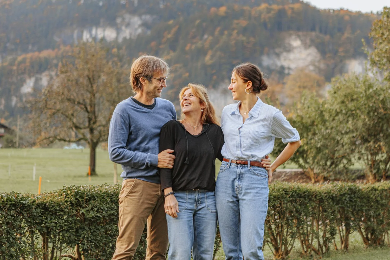 Familie die sich anlächelt mit natürlichem Herbst Hintergrund