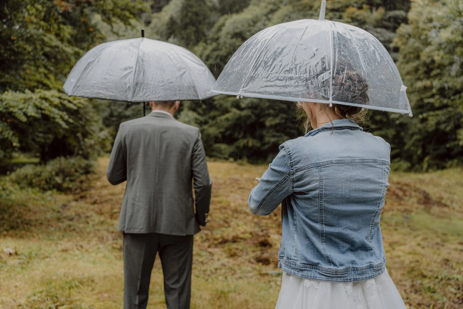 First Look auf einer Hochzeit in der Zentralschweiz an einem Regnerischen Tag