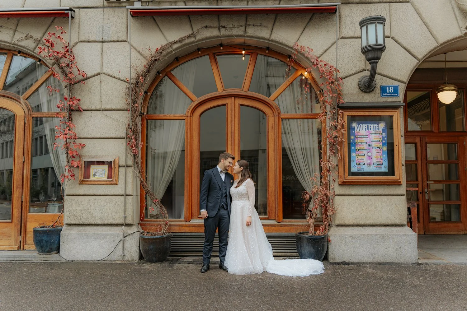 Urban Hochzeit Moment während einer Hochzeit in Zürich