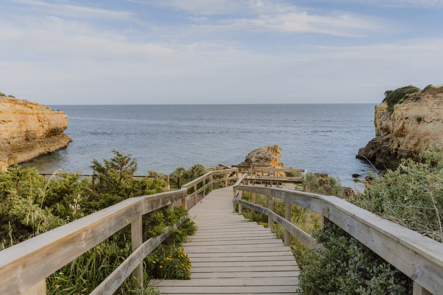 Steeg zum Strand bei Sonnenuntergang an der Algarve