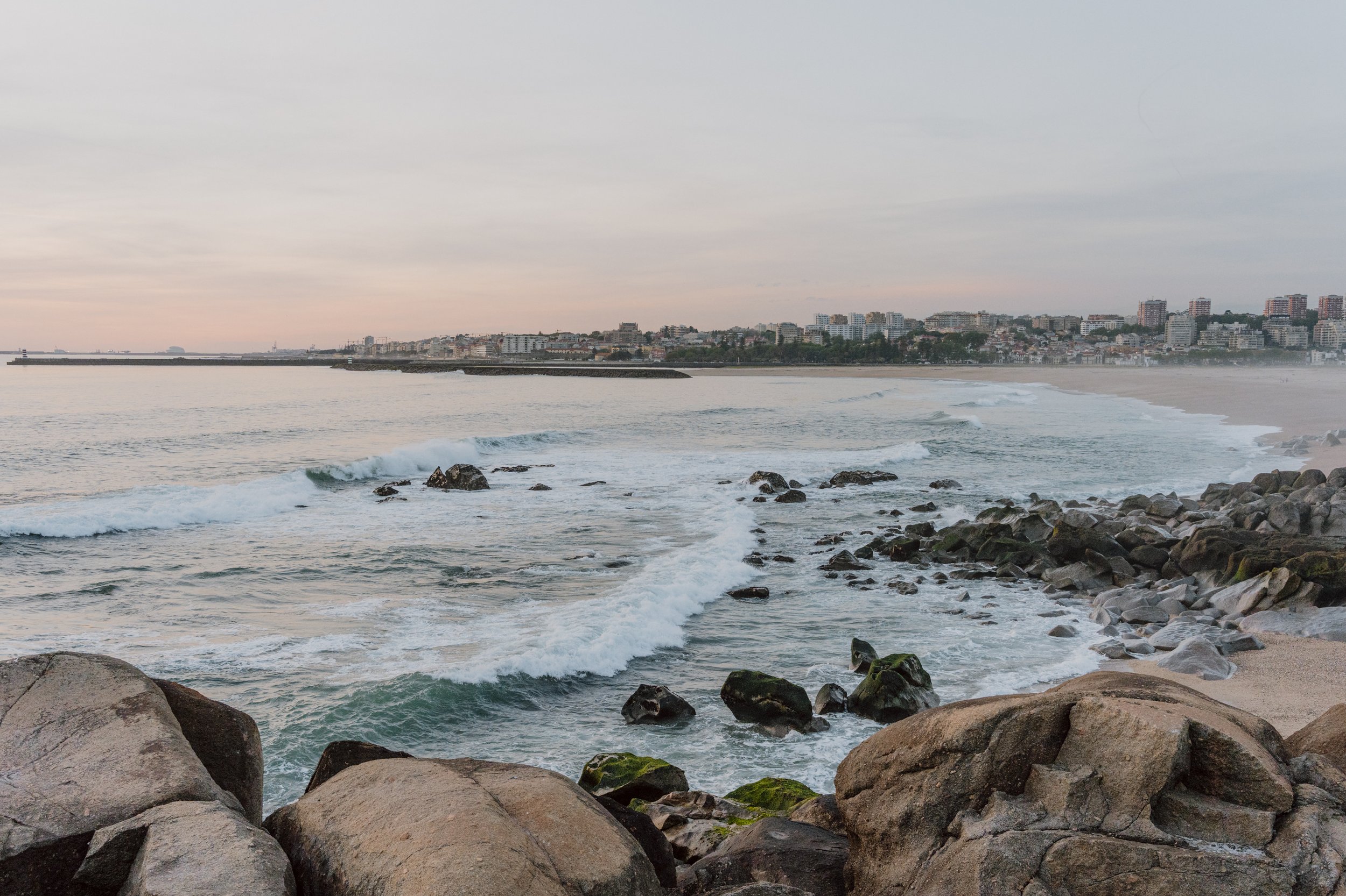 Strand bei Porto, Portugal während des Sonnenunterganges, pinkiger Himmel