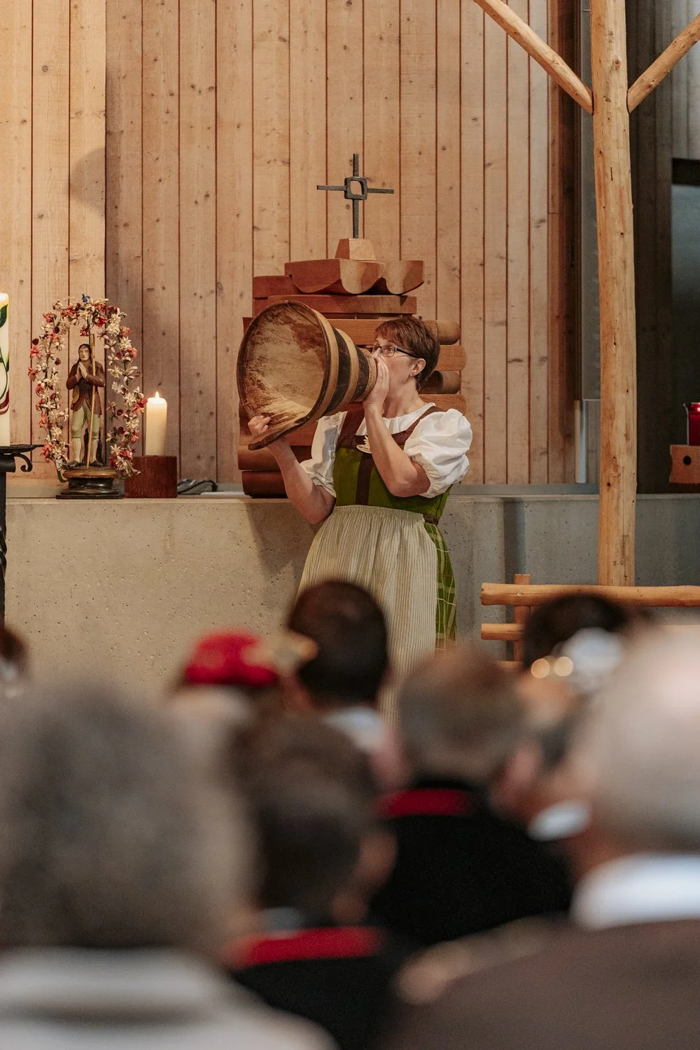 Frau in Obwalden Tracht, in einer Kirche.