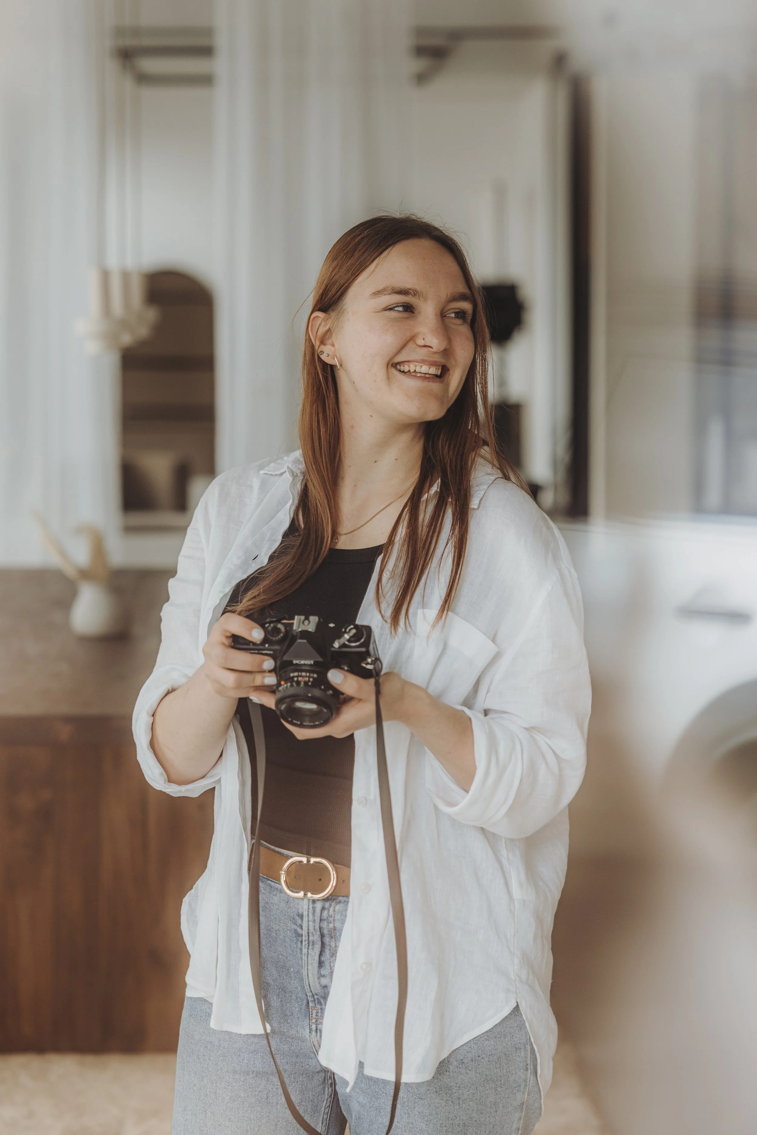 Fotografin mit Kamera in der Hand, Pia Rohrer Fotografin aus der Zentralschweiz