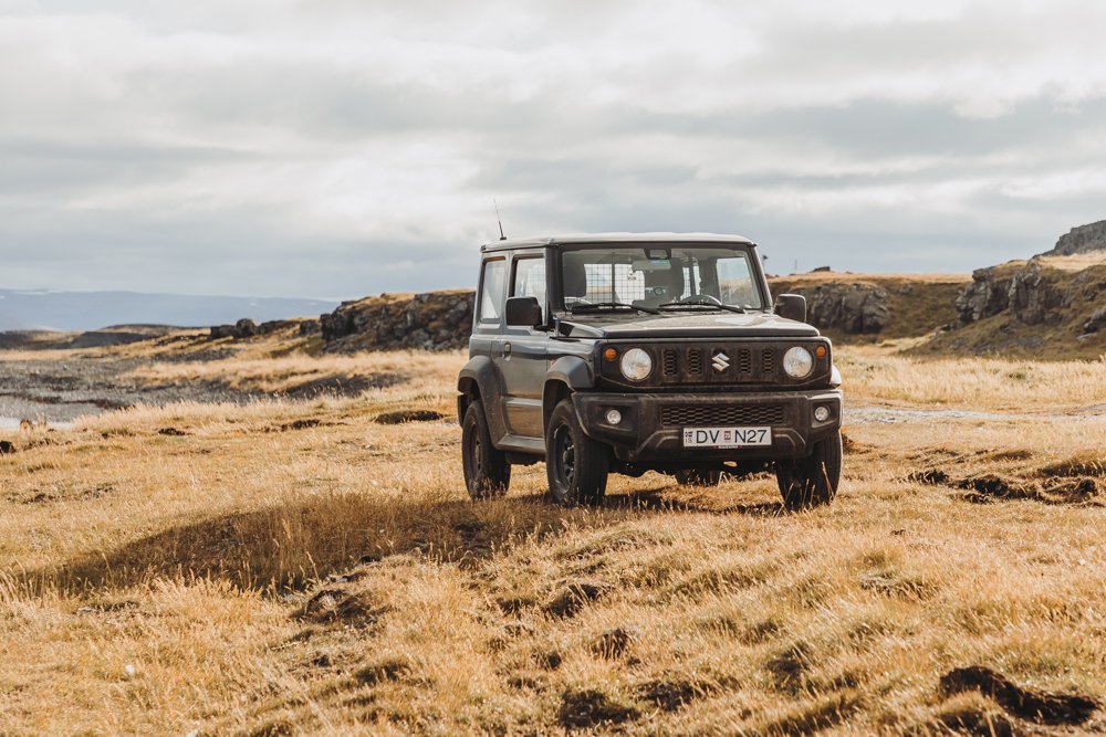schwarzer Suzuki Jimny in Herbstlicher Landschaft in Island