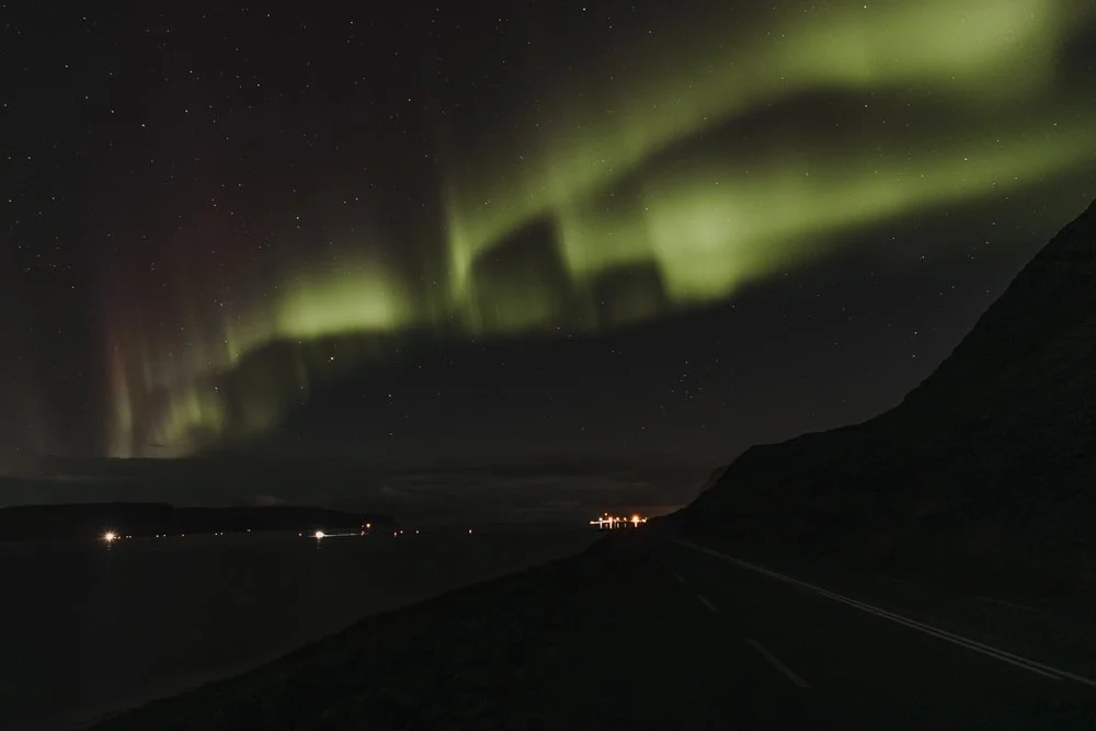 grüne Nordlichter über einem kleinen Dorf Island