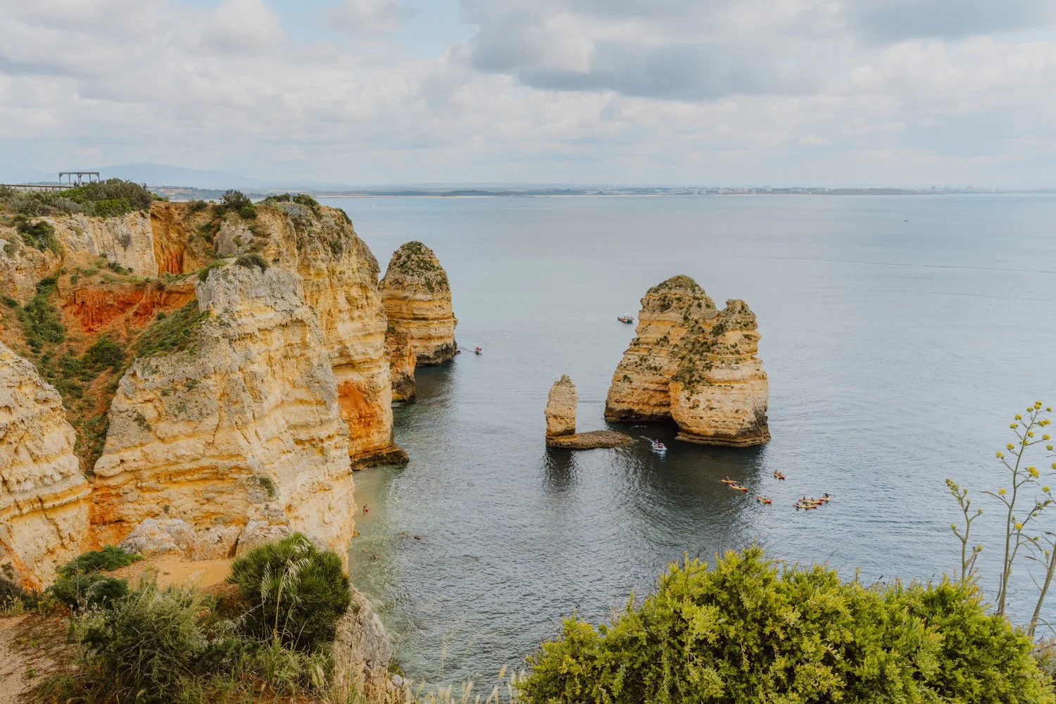 orange Felsen am und im Meer  in der Algarve