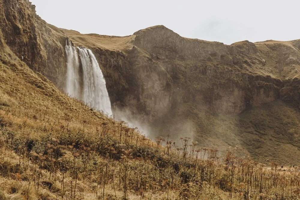 Wasserfall in der Herbstlichen Landschaft von Island