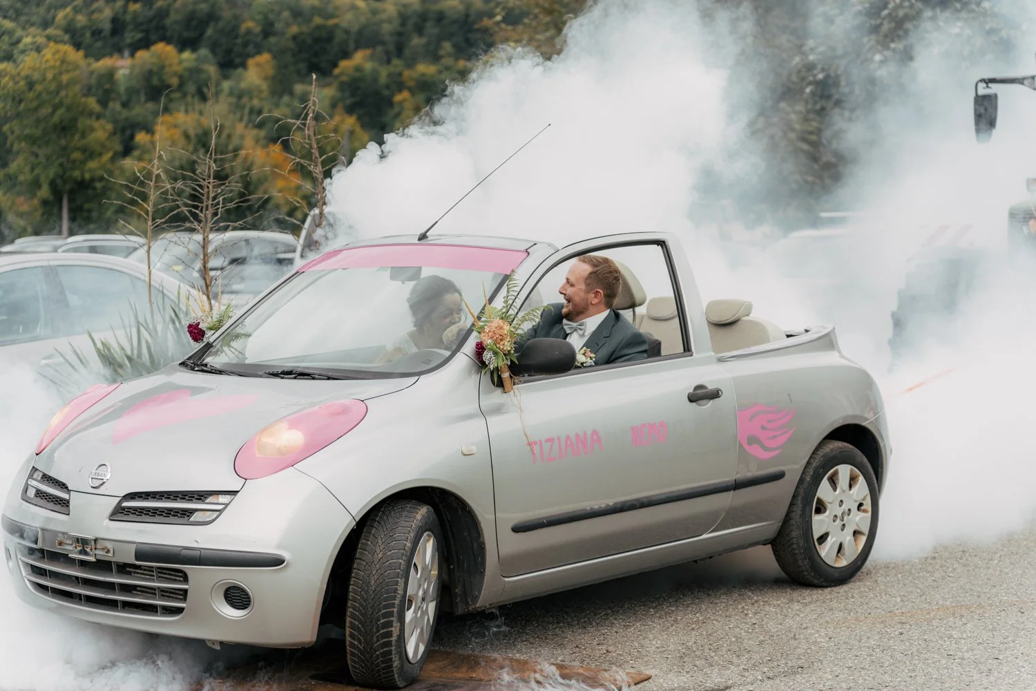 Hochzeitspaar im Auto in der Zentralschweiz