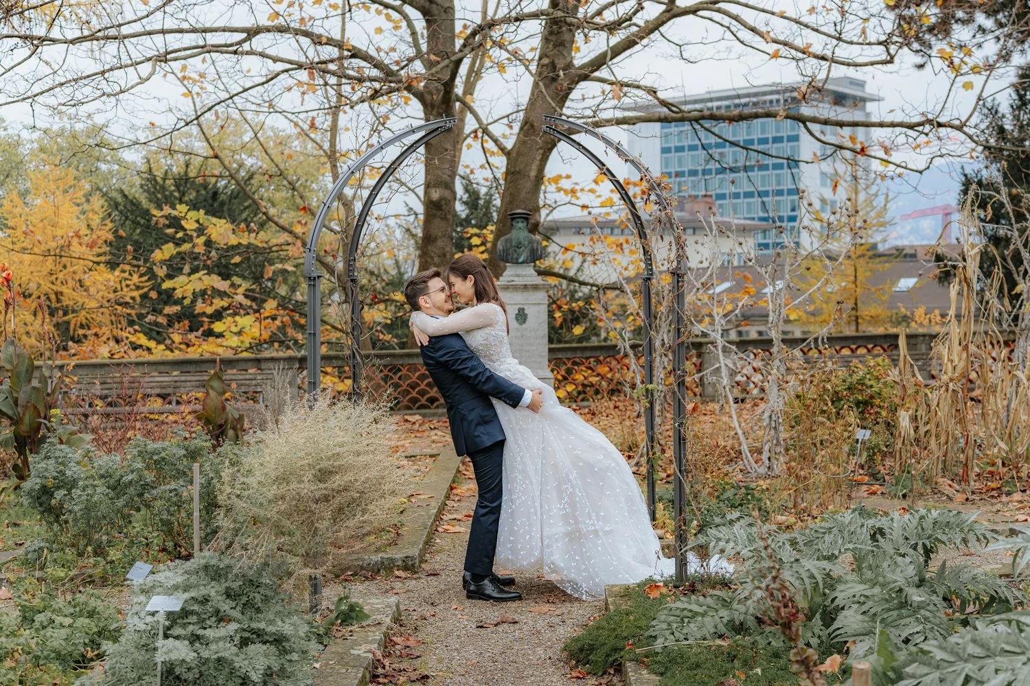 Herbst Hochzeitspaar im Botanischen Garten Zürich
