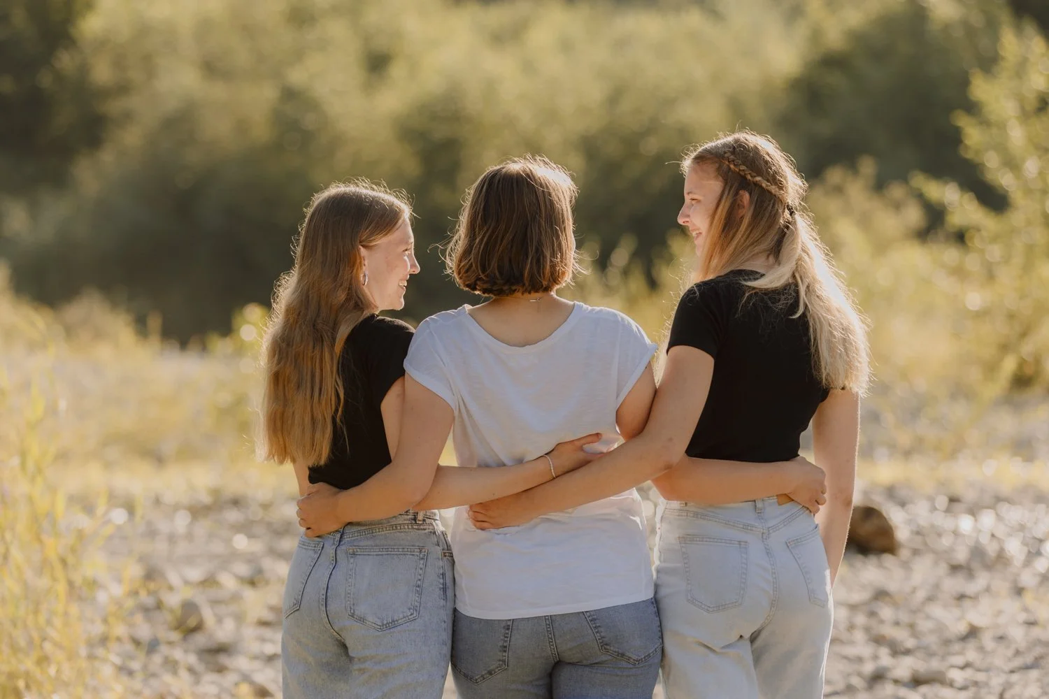 Freunde bei Sonnenaufgang in Natürlicher Umgebung