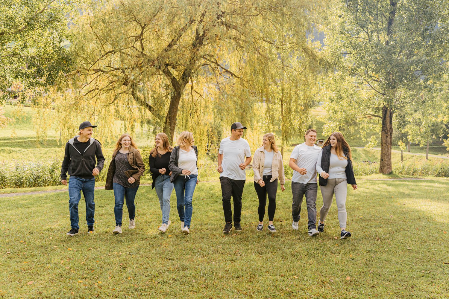 Bewegendes Familienfoto während des Sonnenaufganges in Obwalden