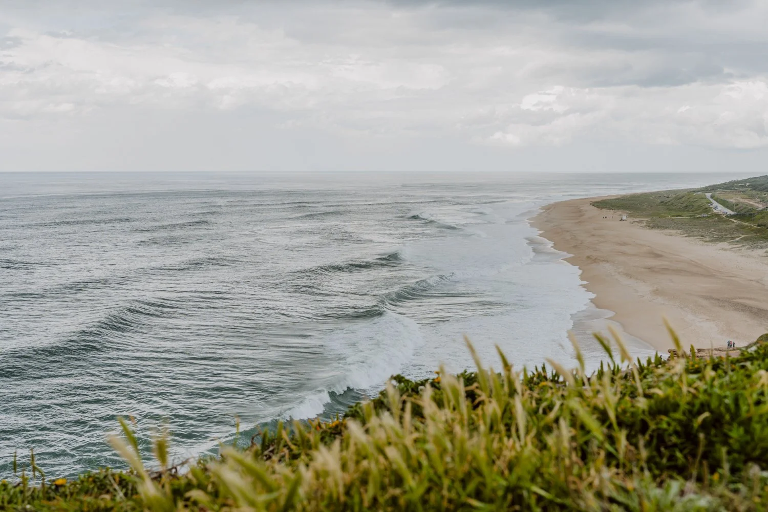 Strand von Nazare in Portugal an einem stürmischen Tag
