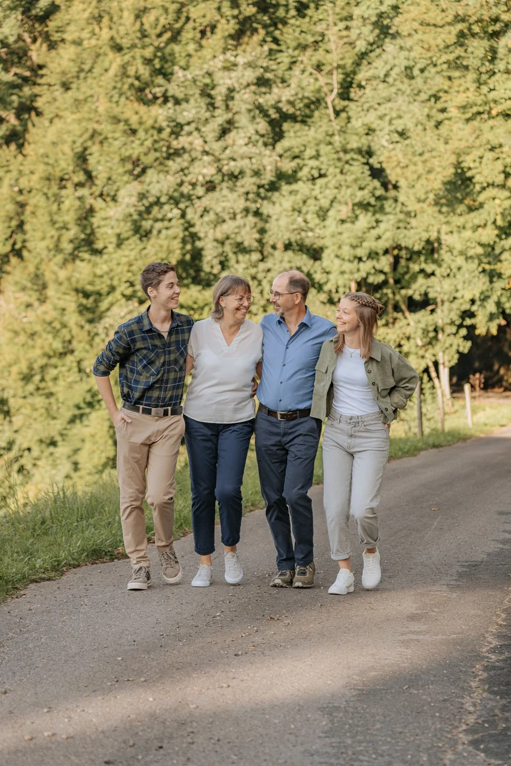 Natürliches Familienfoto in Obwalden mit Wald im Hintergrund bei Sonnenuntergang