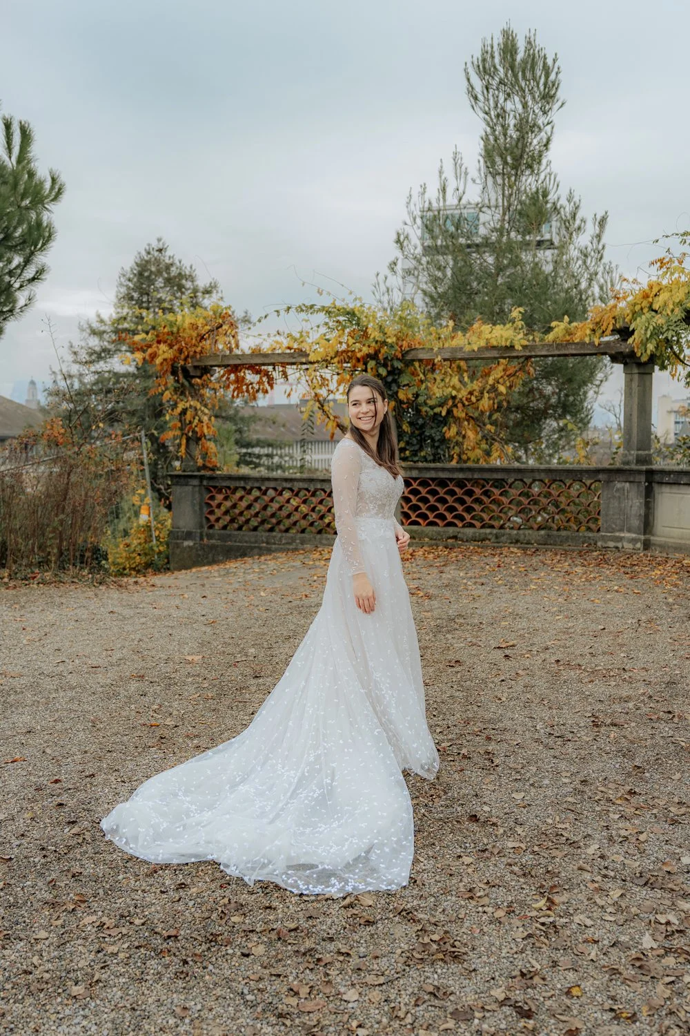 Portrait von Frau im Hochzeitskleidung im Herbst