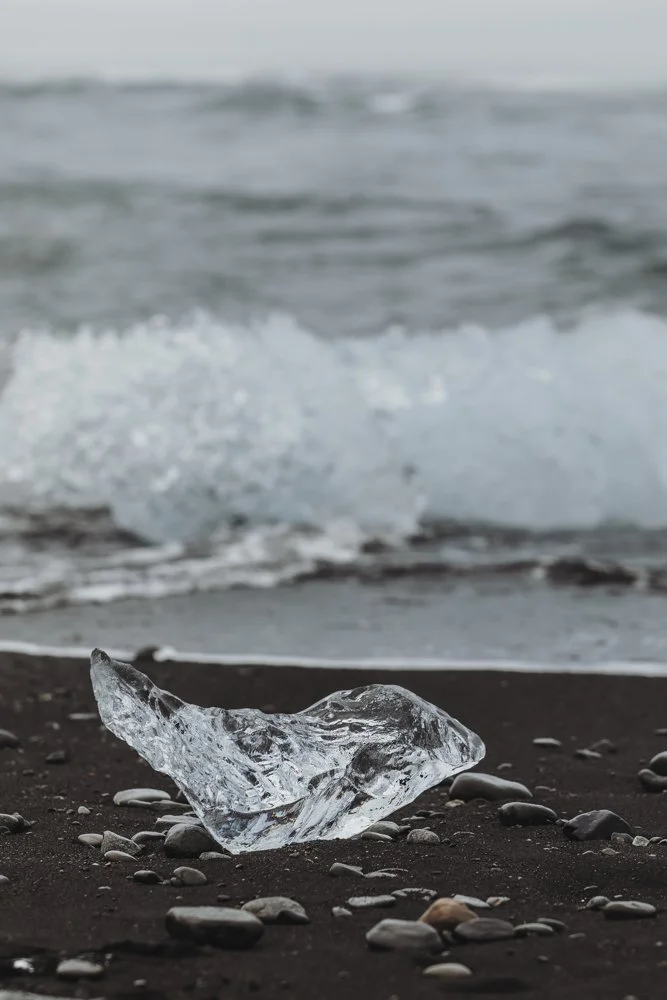 Eisformationen am Strand vor Island mit schwarzem Sand