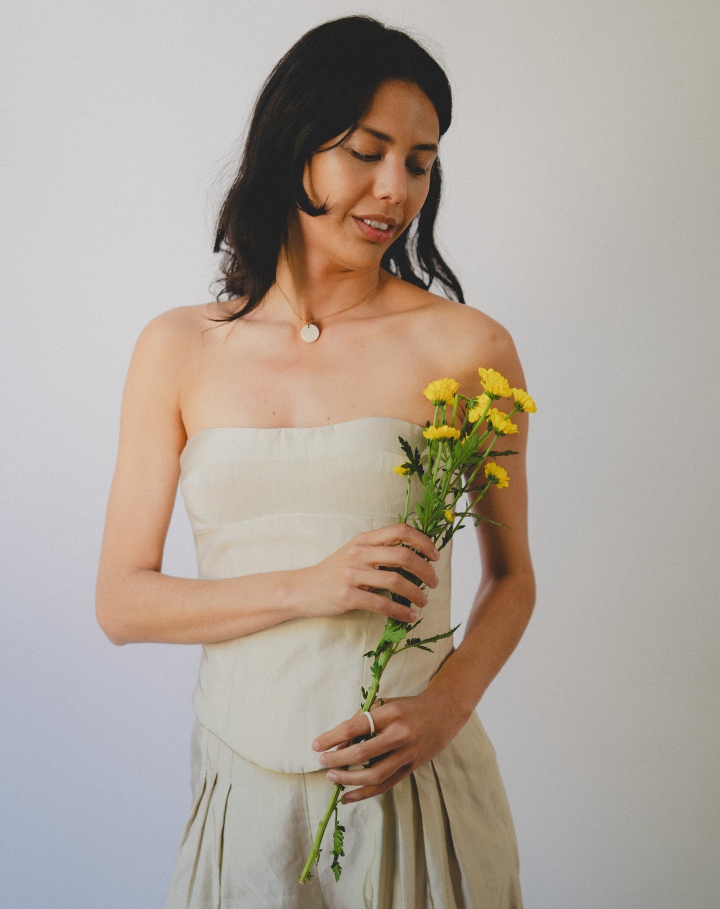 Un souffle de douceur et de force.
Haut corset et pantalon large en coton satin&eacute; chez #LIUQI
Mannequin:@asilvestr 
Photographe:@vincentcouzinet 
Bijoux: @jadeaure.creations 
V&ecirc;tement: @liuqitoulouse 
#mariagecivil #mariage2025 #robedesoi