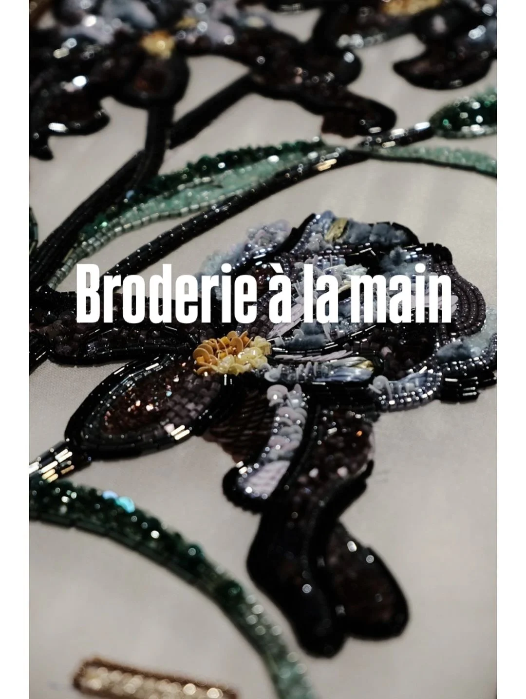 Jolis d&eacute;tails en broderie de notre atelier partenaire 🪡✨des savoir-faire en broderie &agrave; la fran&ccedil;aise.
Une d&eacute;co id&eacute;ale sur un manteau de soir&eacute;e d&rsquo;automne hiver✨#hautecouturedress #hautecoutureembroidery 