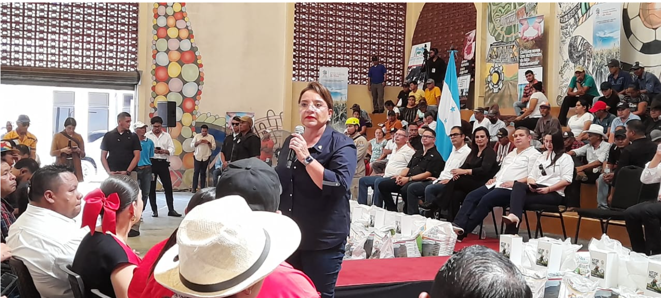 Presidenta Xiomara Castro entrega 1,000 Bonos Tecnológicos en La Lima, Cortés