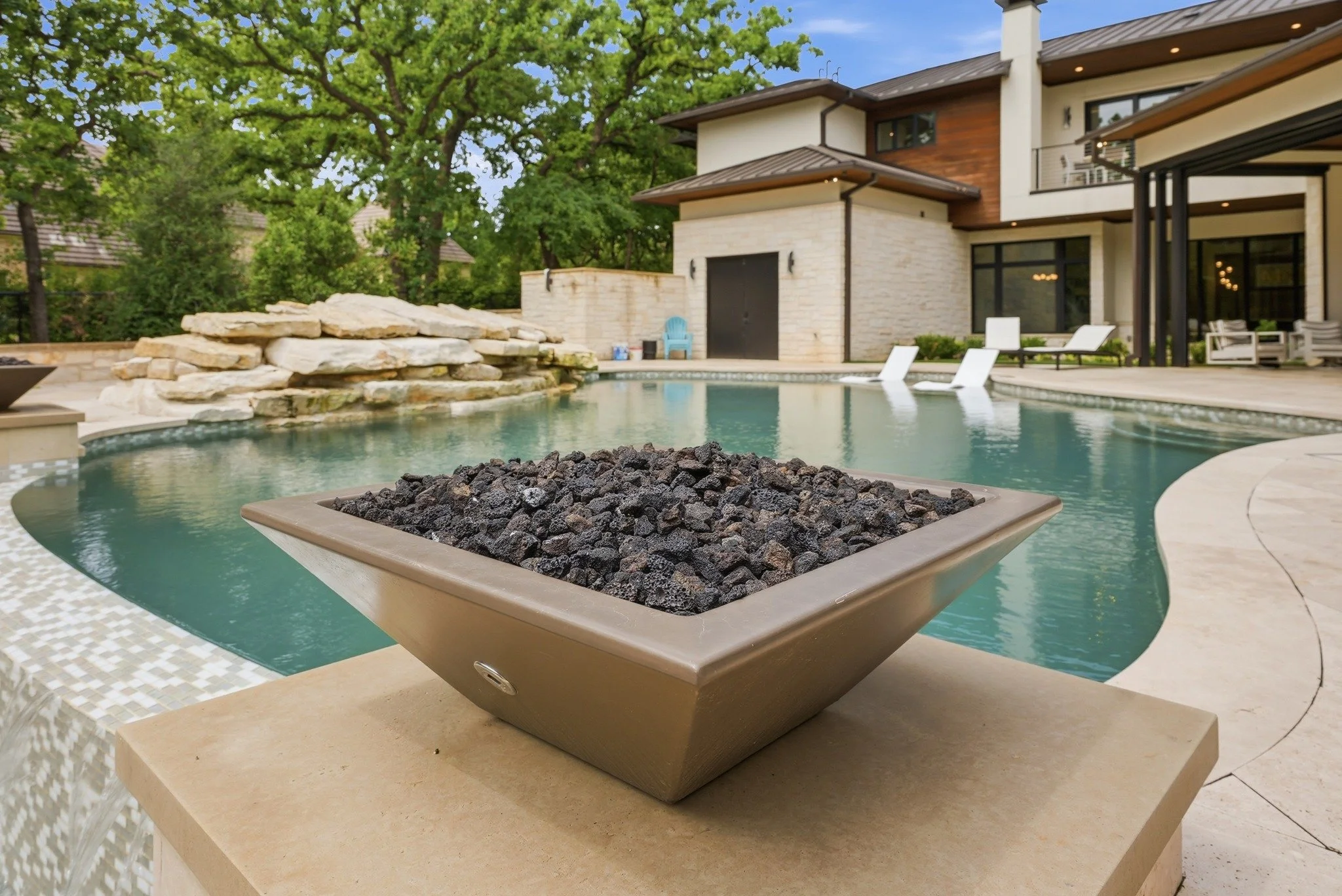 The best outdoor spaces feel effortless, but every detail is carefully considered.

This backyard brings together texture, movement, shade, and open space in a way that feels both elevated and easy to enjoy.

What does your dream backyard look like?