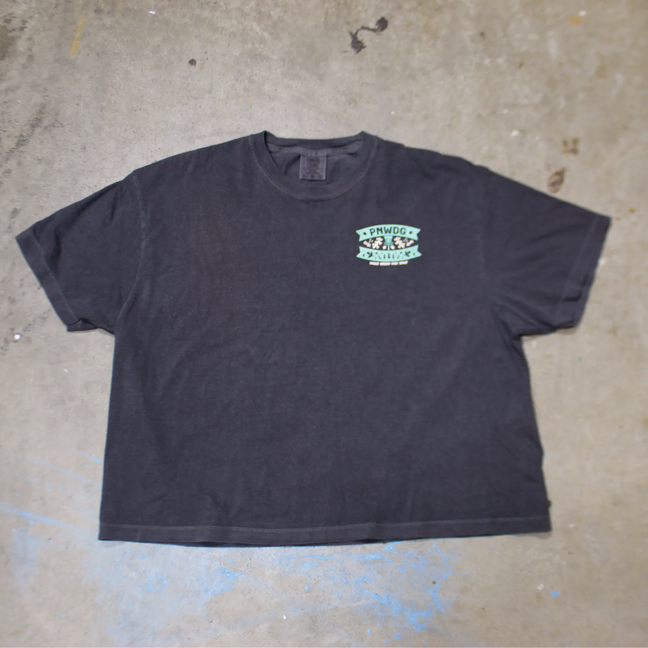 PNWDG - Women Fit Cropped Disc Golf Shirt - Daily Grind Disc Golf