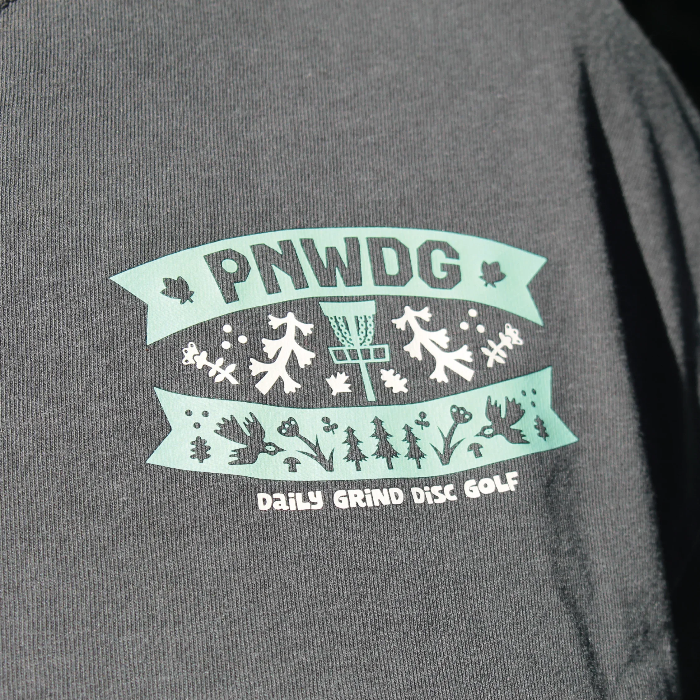 PNWDG - Women Fit Cropped Disc Golf Shirt - Daily Grind Disc Golf