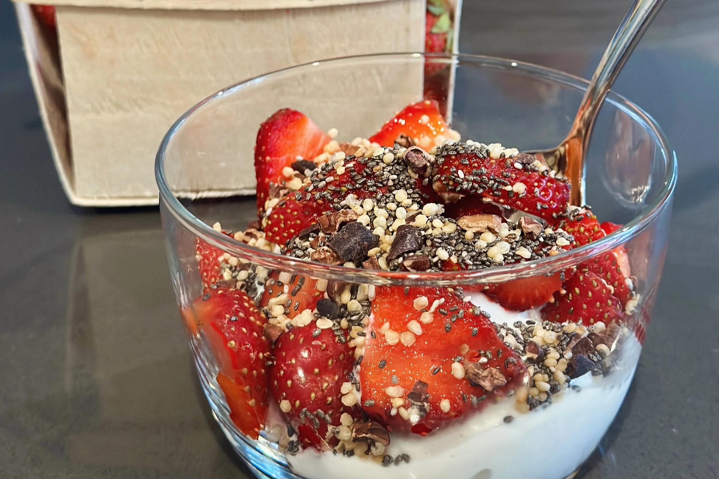 Vanilla greek yogurt with strawberries and TOP'T cacao crunch