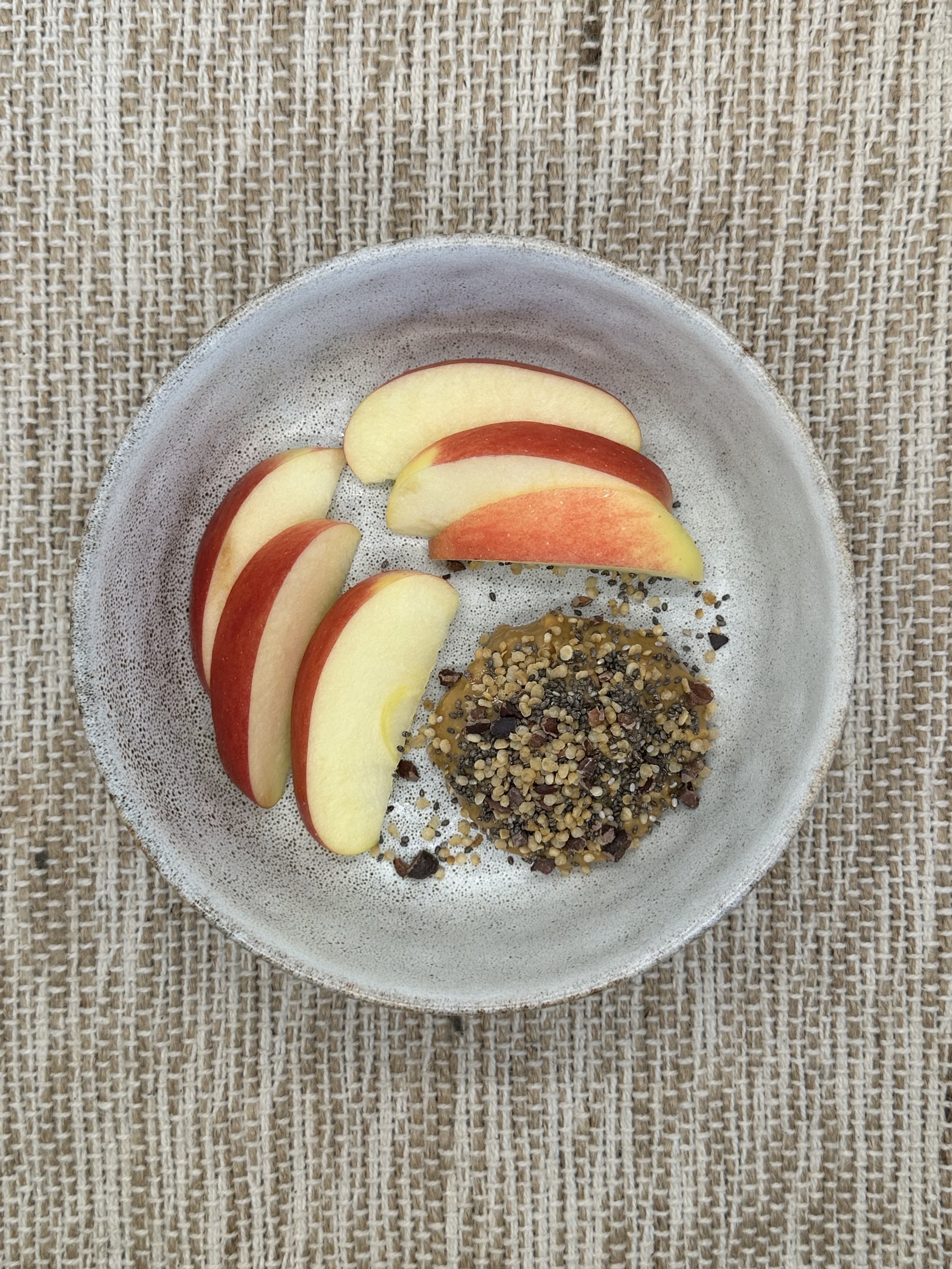 Apples and peanut butter with TOP'T cacao crunch