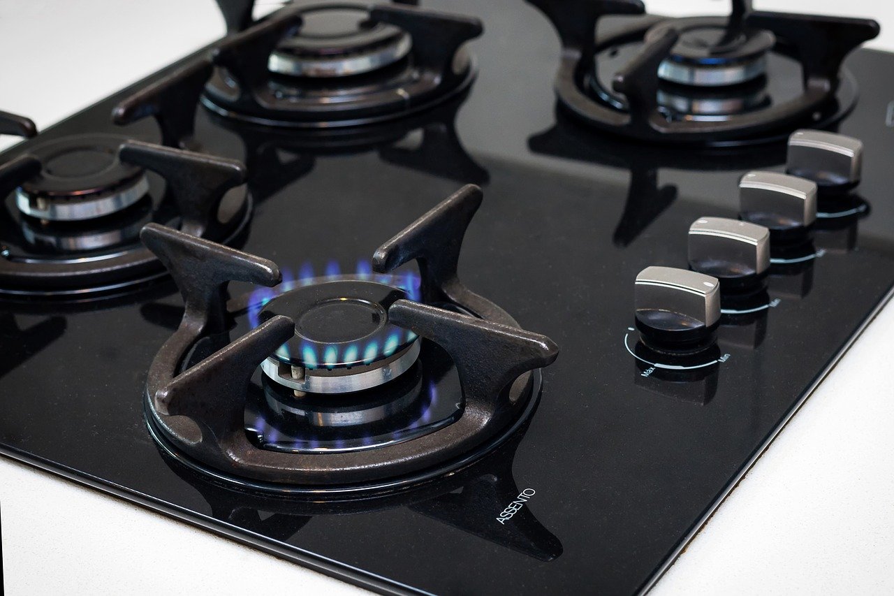 Induction cooktop vs. gas stove: Which boils water faster?