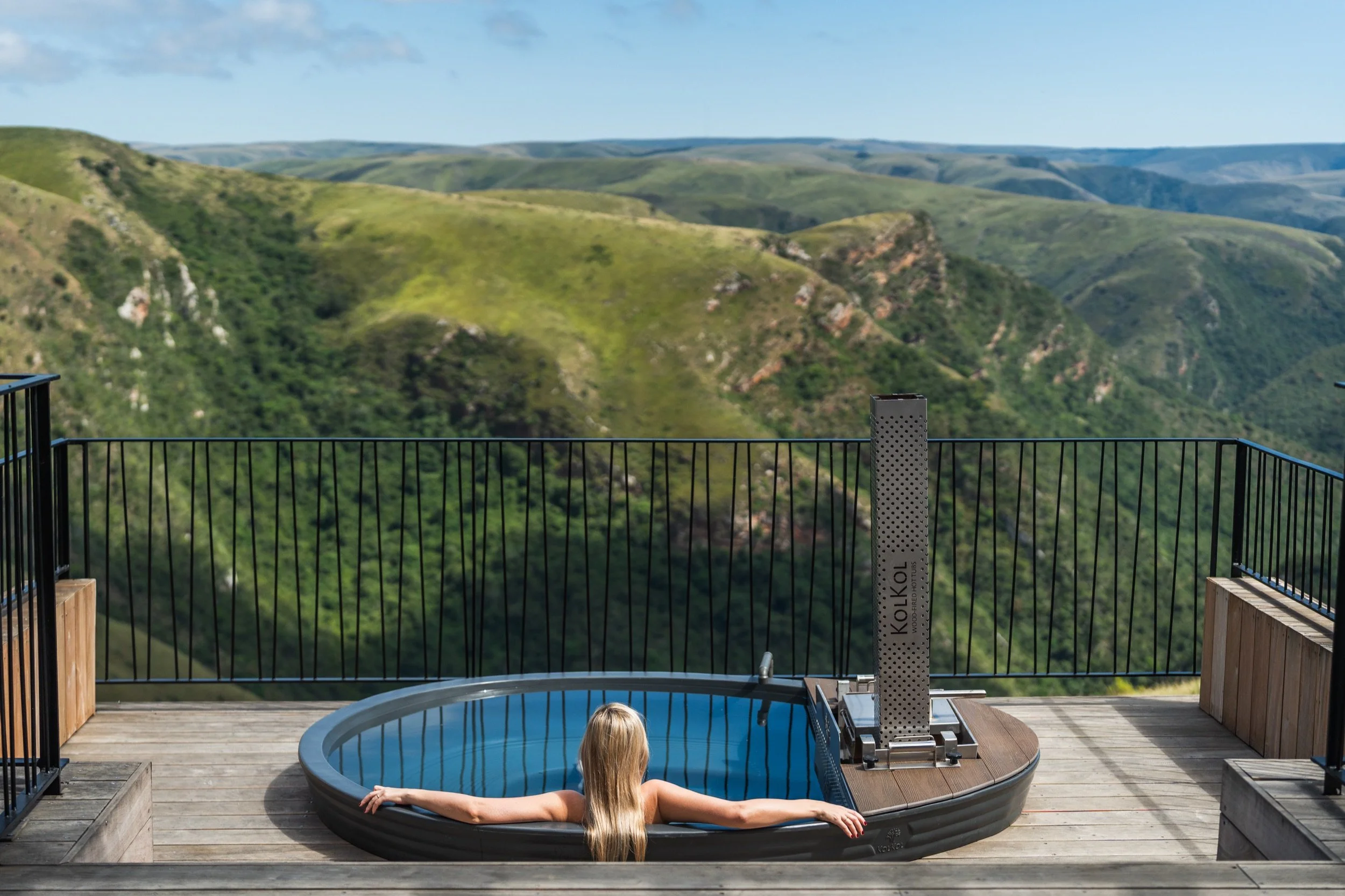 Hot tub overlooking the valley at Hiddn