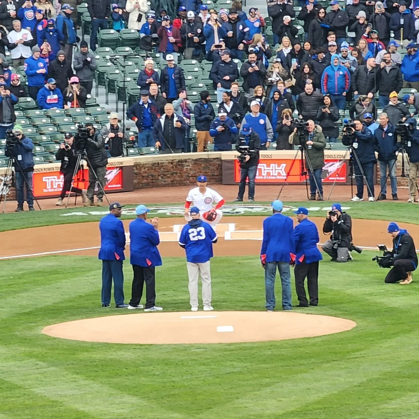 Thank you for the memories, Ryno. I wish I had the chance to tell you that in person. You will always be a legend and an inspiration, both on and off the field. ππβΎοΈπ»
#rynostrong #rynesandberg #goat23 #GoCubsGo #halloffamer