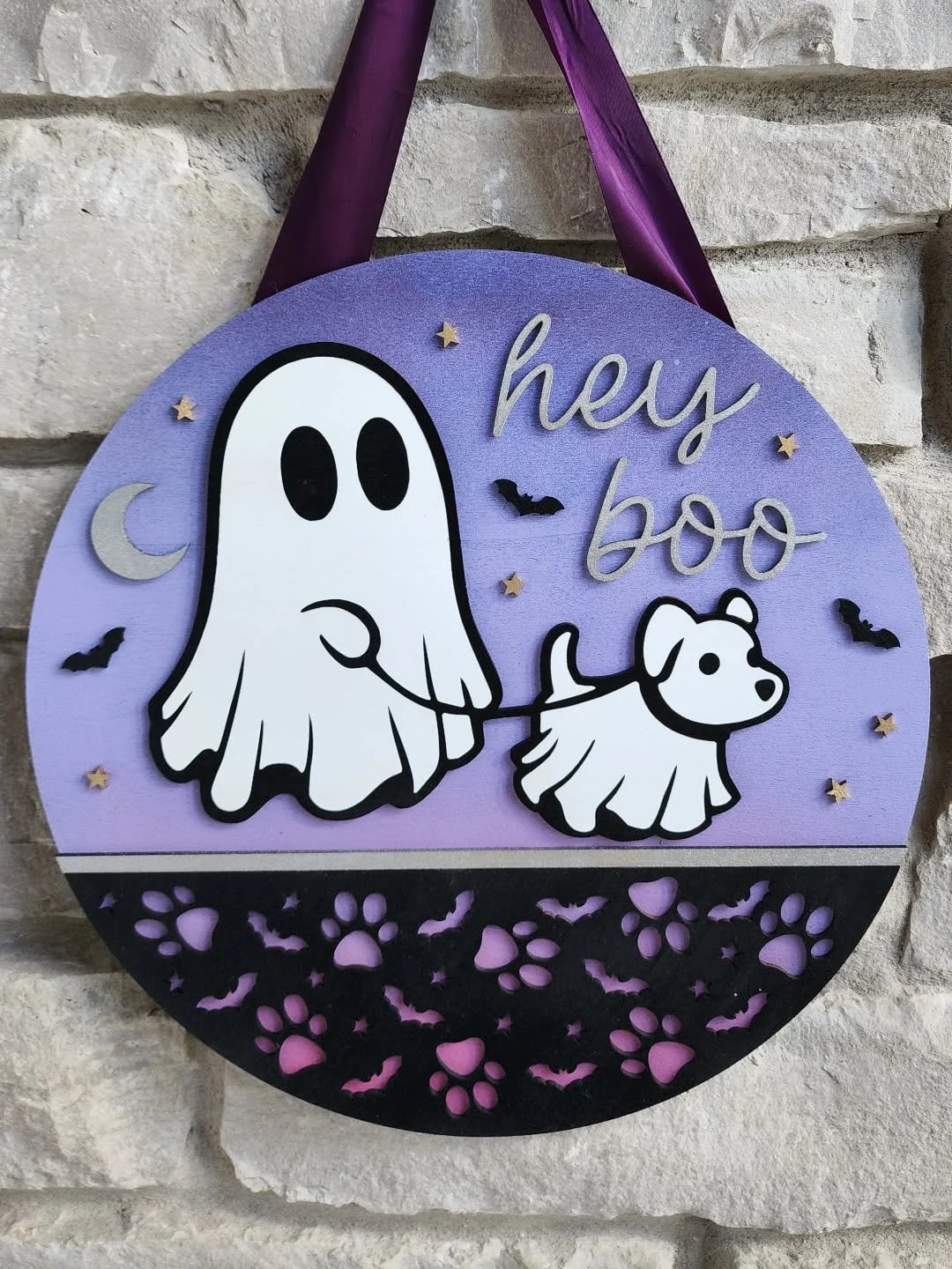 ππ» Hey boo! Add some spooky-sweet charm to your front door this Halloween with my newest wooden sign featuring a ghost walking their little ghost pup πΎπ
Each piece is laser-cut from birch, hand-painted, and layered with tiny stars, bats, a cresc