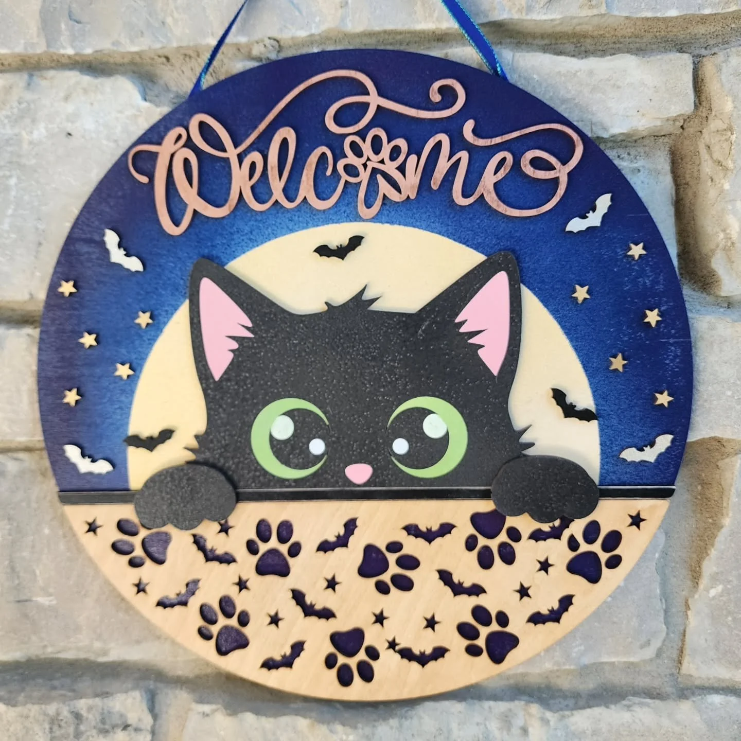 πΎβ¨ Welcome… if you dare (or if you’re a cat lover π»)
This newest wooden door sign features an adorable black cat peeking out to greet your guests — surrounded by bats, stars, and paw prints for the purrfect mix of cozy and spook