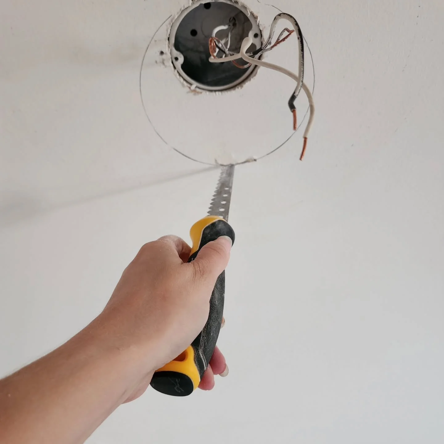 Its #diysunday 🔨 There is something so incredibly satisfying about replacing builder-grade "boob" lights for something a bit more modern. In this case, I wired in a sleek LED can-less light that is almost completely flush with the ceiling,