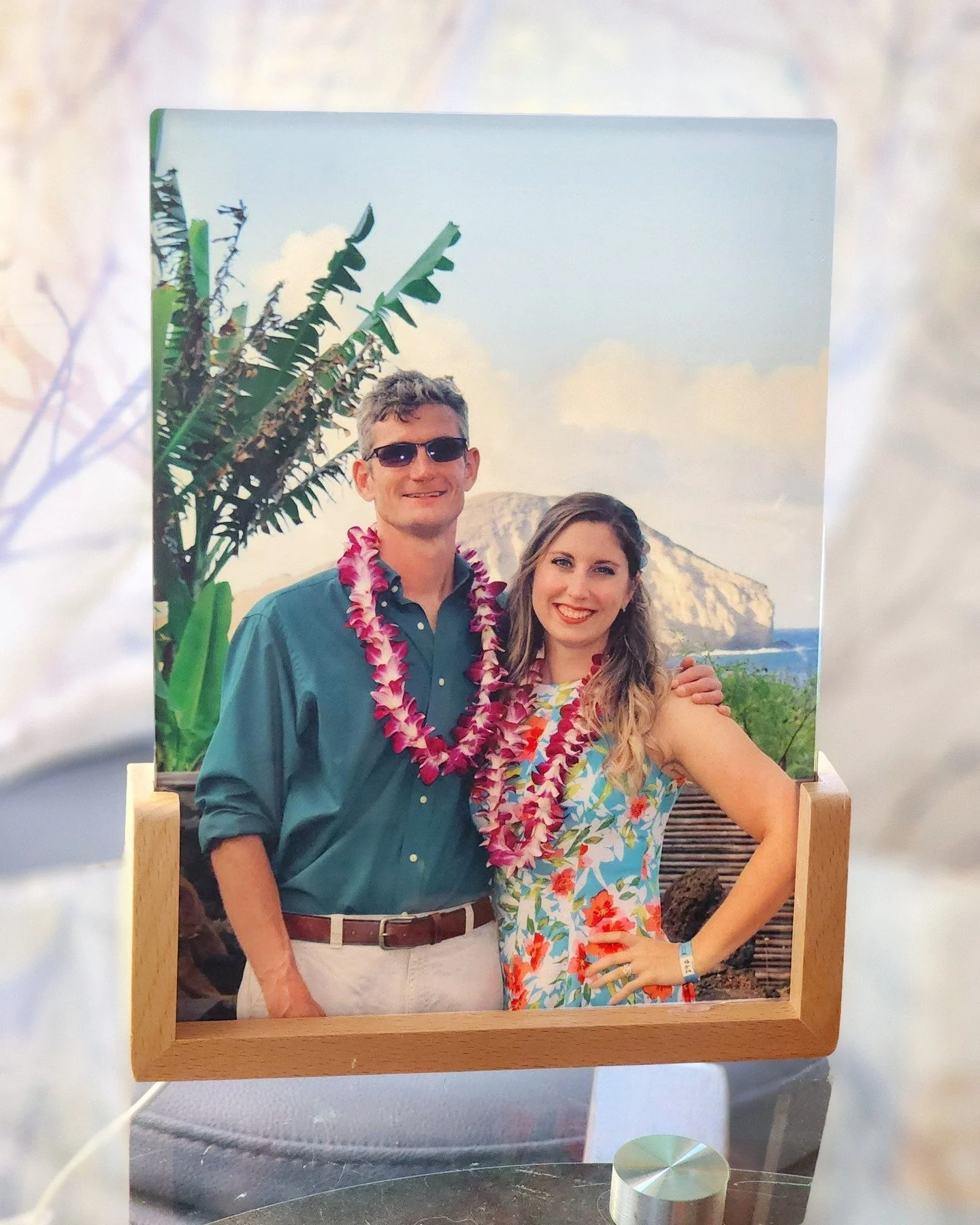 ✨ One of my favorite memories from our trip to Hawaii — now glowing on our shelf like a little piece of paradise 🌺🌴✨
I’m obsessed with these new custom LED glass photo plaques! Your picture is permanently sublimated onto glass, then li