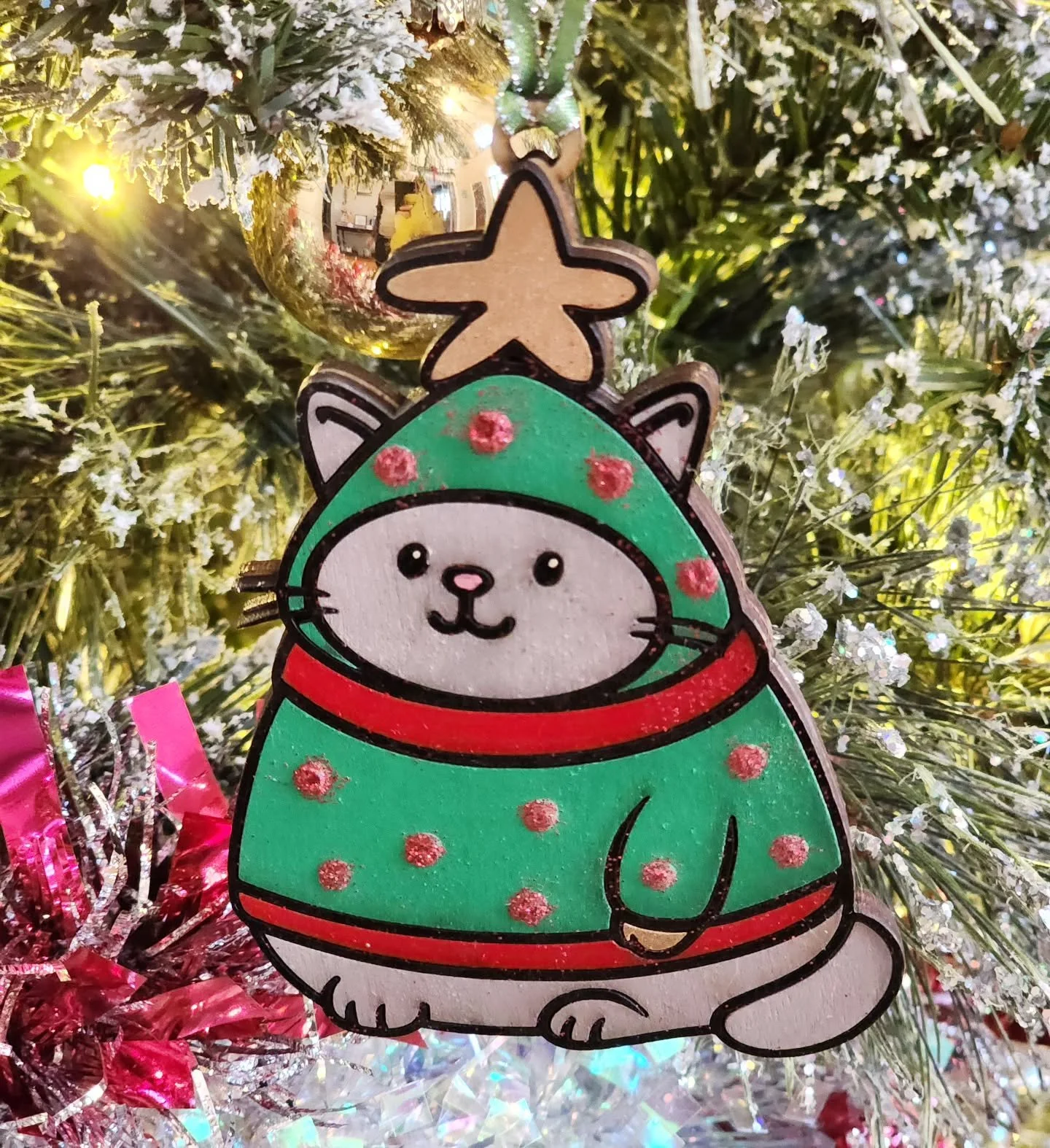 This design was supposed to be a shirt&hellip; but then it became a wood ornament, and honestly? I&rsquo;m not mad about it 😅

Meet this festive little kitty rocking an ugly Christmas tree sweater, laser-cut from wood and full of holiday charm. Cute