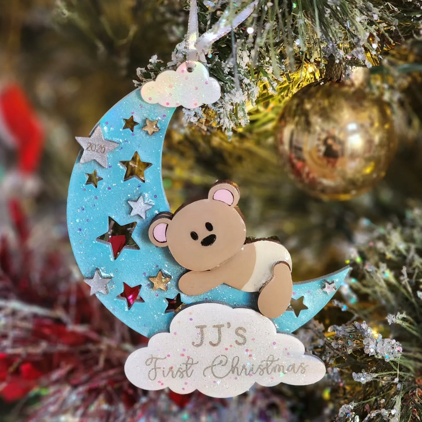 It's my nephew's 1st Birthday today! 🎂  To celebrate,  here is an ornament that I made for his first Christmas 🎄. A wonderful year of firsts, and so many amazing things to look forward to. Auntie loves you buddy! 💓

#custompetornament #firstchrist