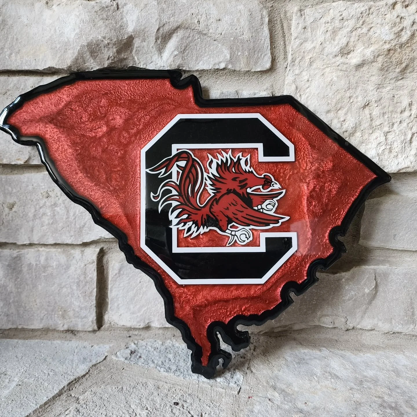 Graduation season is upon us! 👨&zwj;🎓👩&zwj;🎓

This is a unique, one-of-a-kind piece I was commissioned to make as a gift for a student at the University of South Caroliana (go Gamecocks!). Made from wood and flood coated with resin, and yes, cutt