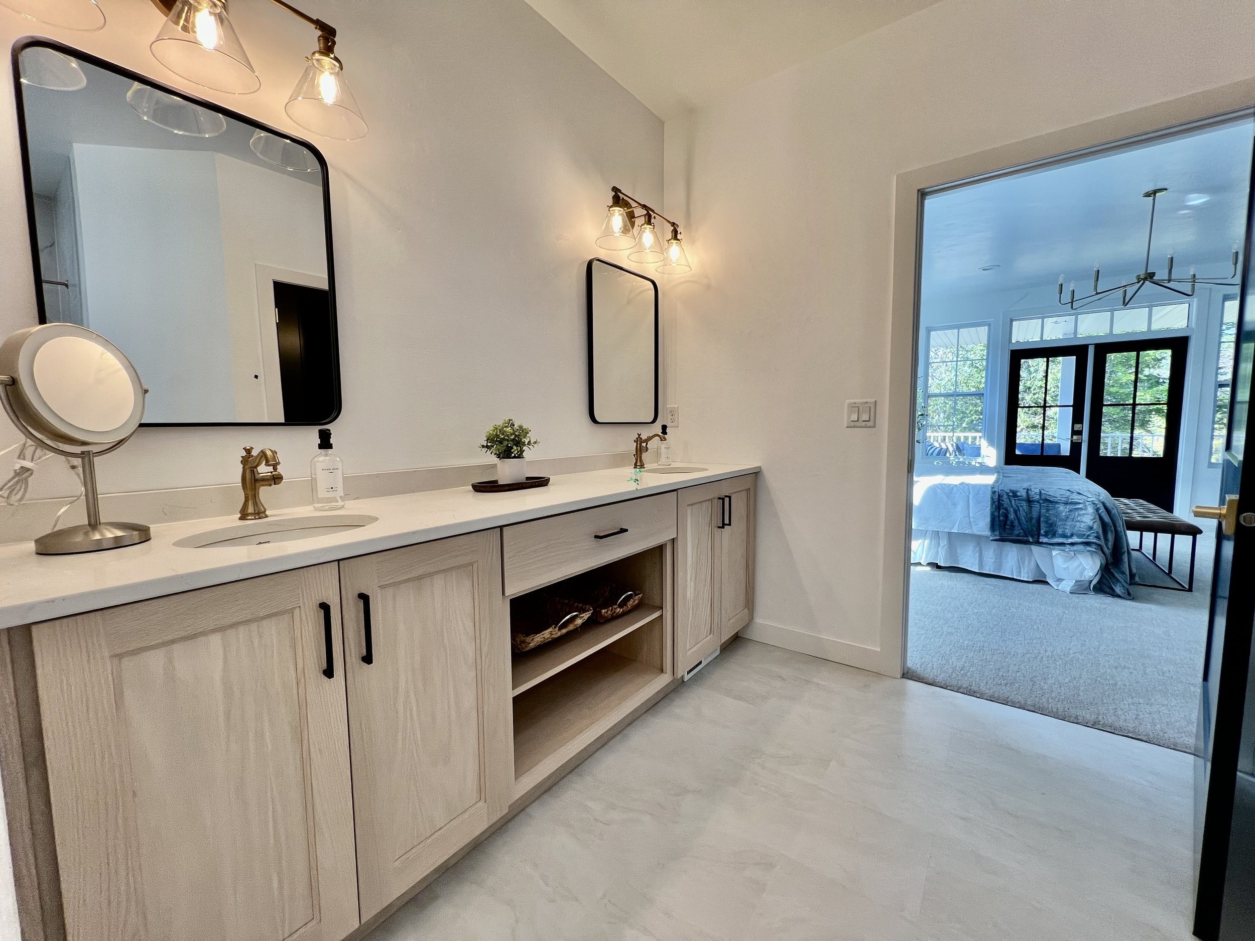 Perfectly designed for elegance—enjoy a spacious ensuite bathroom and a walk-in dressing room. With The Sister Bay Haus just 0.5 miles from the stunning Northern Haus wedding venue, this space was thoughtfully created for the bride, groom, or wedding
