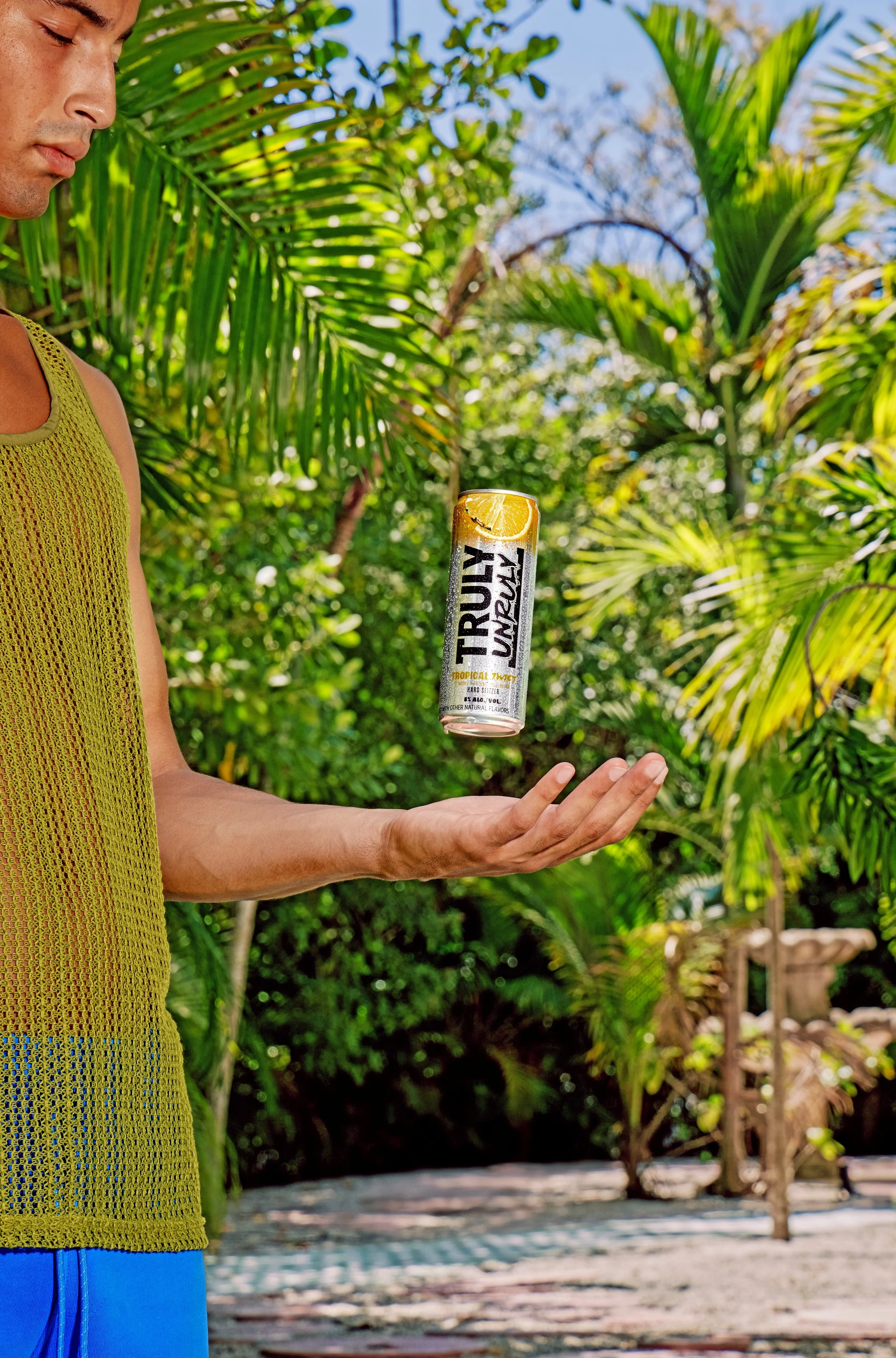 Floating_Can_Hand_Unruly_Lemonade_09140705.jpg