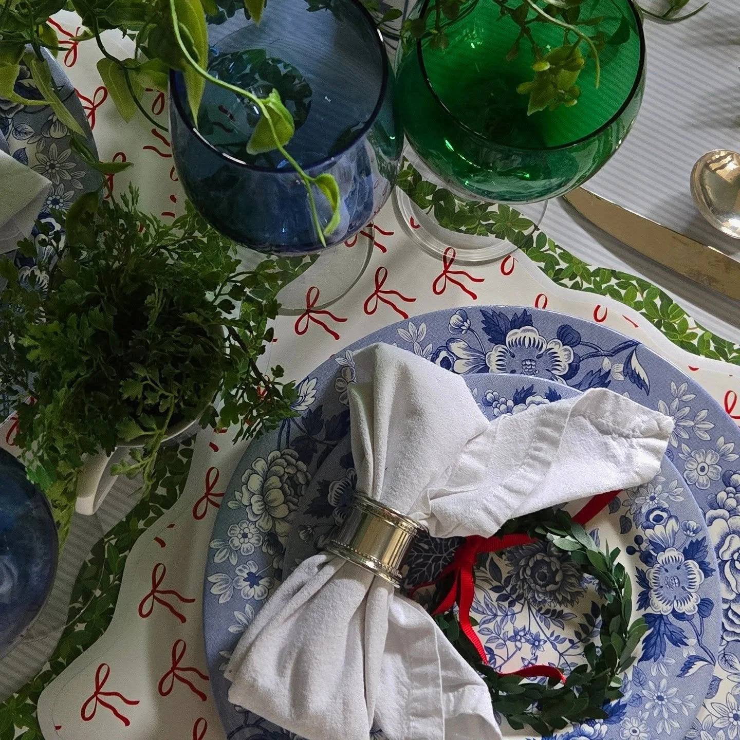 A little Christmas in July for your Sunday scrolling.

Custom placemats layers of @casparistyle Boxwood and cute red bows are the perfect base for @by_spode blue and white plates.

Here's to linens without the laundry!