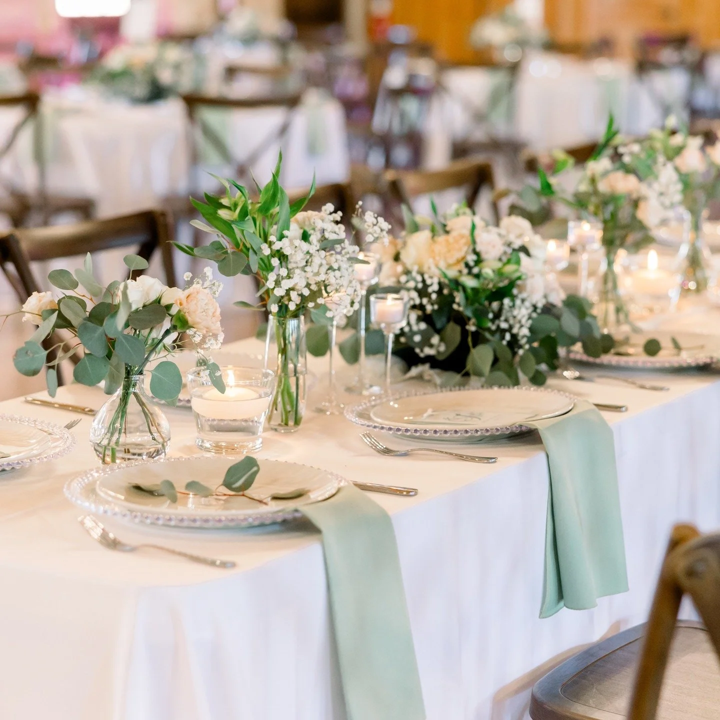 A few months ago I had the privilege of designing the florals and tablescapes for a beautiful couple and their wedding @springsvenue 
They wanted a simple but elegant look filled with soft, romantic colors and gorgeous candlelight. I love getting to 