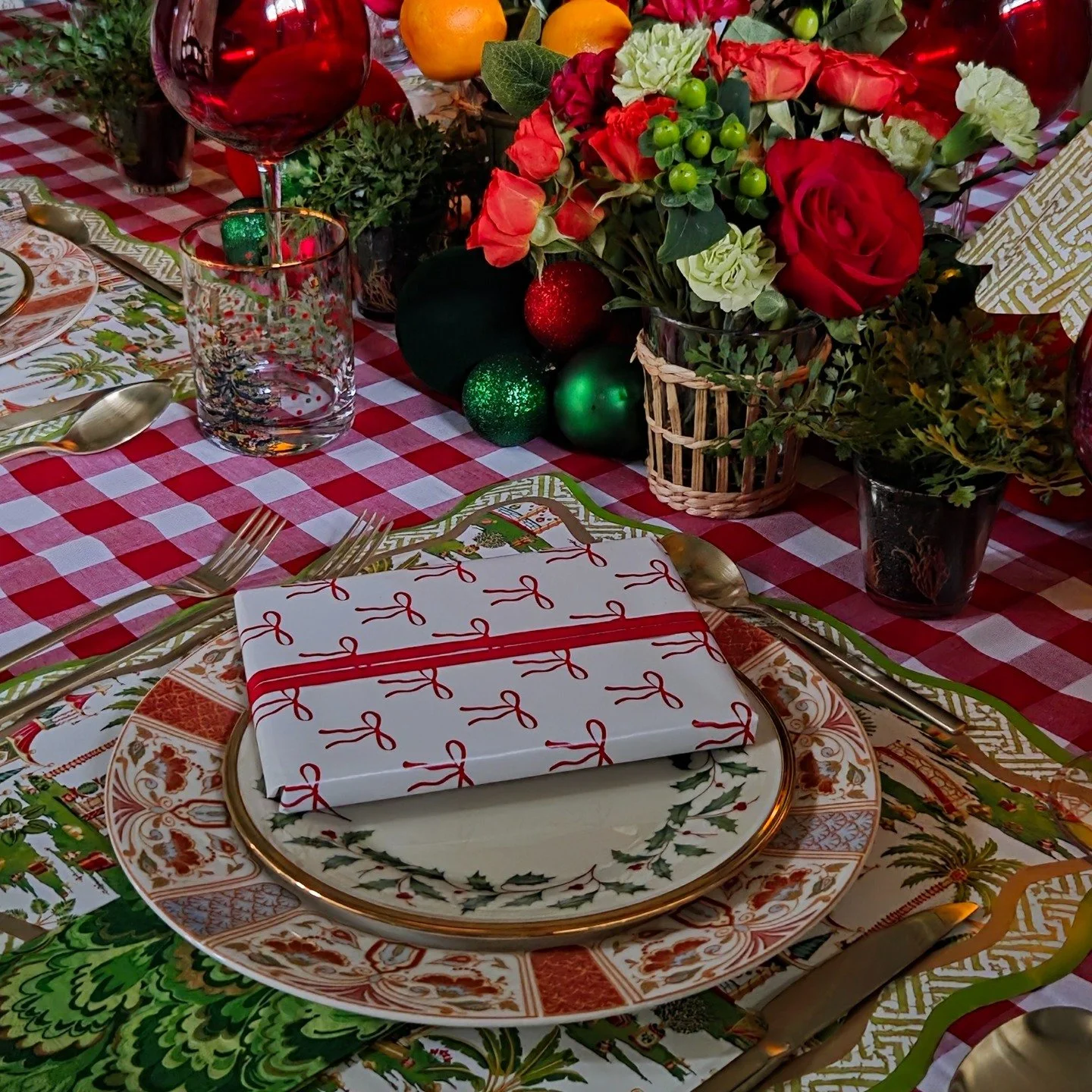 A little Christmas Cheer for your Monday feed! A preppy Grandmillenial tablescape straight from my Holiday Look Book (on my website - link in bio). I used these incredible wrapping papers from @casparistyle and my wavy square template to make these f