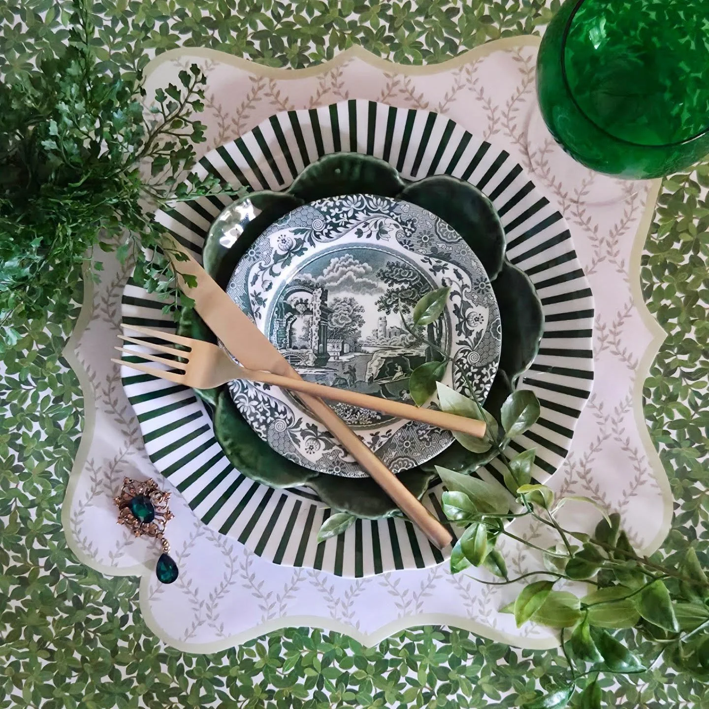 Happy Saint Patrick's Day from Wheeler Haus Design&amp;Decor!

Placemat Template in 14" quatrefoil available on my website 
Boxwood wrapping paper @casparistyle 
Dessert plate Heritage Green @by_spode 

#stpatricksday☘️ #luckoftheirish #tablesca